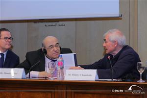 M.Thierry Chambolle, Président de l’ASFLCS offre un livre à Dr Mostafa El Feki, Directeur de la Bibliotheca Alexandrina (BA)