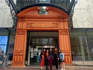 Les lauréates devant la bibliothèque l'Alcazar à Marseille
