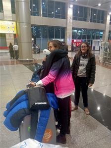 Les lauréates lors de l'arrivée à l'aéroport du Caire