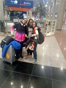 Les lauréates lors de l'arrivée à l'aéroport du Caire