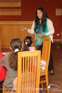 M<sup>me</sup> Ines Badawy, l'animatrice de l'atelier "Introduction à la muséologie"