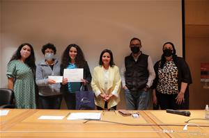  Photo avec M<sup>lle</sup> Emilia Mina, Lauréate du 2<sup>e</sup> prix doté par le CMCA