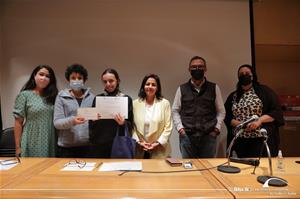  Photo avec M<sup>lle</sup> Perry Ossama, Lauréate du 3<sup>e</sup> prix doté par le CMCA