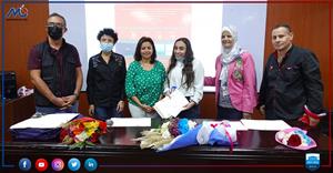 Photo avec M<sup>lle</sup> Nouran Mohamed, Lauréate du 1<sup>er</sup> prix doté par le CMCA