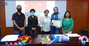 Photo avec M<sup>lle</sup> Bassinte Ahmed El Sayed, Lauréate du 2<sup>e</sup> prix doté par le CMCA