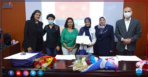 Photo avec M<sup>lle</sup> Salma Ahmed Abdelghany, Lauréate du 3<sup>e</sup> prix doté par le CMCA