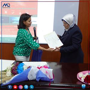 e gauche à droite : M<sup>me</sup> Farida Megahed, Directrice du Collège Mansoura et Dr Marwa El Sahn, Directrice du Centre d'Activites Francophones - CAF