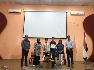 Photo avec M. Ahmed Yasser, Lauréat du 1<sup>er</sup> prix doté par le CMCA