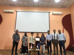  Photo avec M<sup>lle</sup> Jasmine El-Hadidi, Lauréate du 2<sup>e</sup> prix doté par le CMCA  