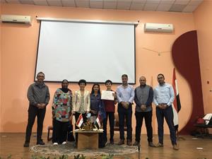  Photo avec M. Mohamed Ahmed Samy, Lauréat du 3<sup>e</sup> prix doté par le CMCA  