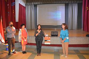 De gauche à droite : M. Ahmed Nabil, Spécialiste du cinéma au Centre des Arts à la Bibliotheca Alexandrina, M<sup>me</sup> Valérie Gerbault, Déléguée Générale du Centre Méditerranéen de la Communication Audiovisuelle - CMCA, Dr Marwa El Sahn, Directrice du Centre d'Activites Francophones - CAF et M<sup>me</sup> Liliane, Directrice de l'école Sainte Anne du Caire