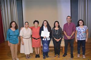 Photo avec M<sup>lle</sup> Mariam Hani, Lauréate du 1<sup>er</sup> prix doté par le CMCA