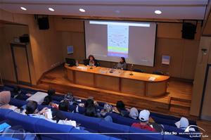 De gauche à droite  : M<sup>me</sup> Sandrine Patt, Comportementale profiler et Dr Marwa El Sahn, Directrice du Centre d'Activités Francophones – CAF avec Les participants de l'atelier
