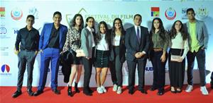 Les lauréats de l'atelier avec Dr Yasser Moheb, Directeur du festival