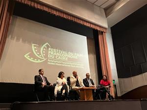 Conférence avec des diplomates et des experts de cinéma