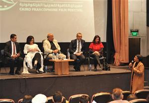 Conférence avec des diplomates et des experts de cinéma