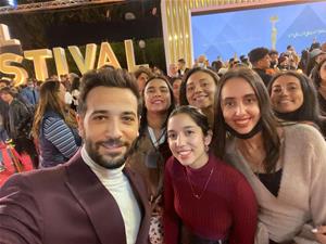 Les lauréats de l'atelier avec l'acteur Karim Kassem