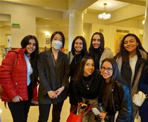 Les lauréats de l'atelier avec Hong Sung-eun, la réalisatrice de film "Aloners"