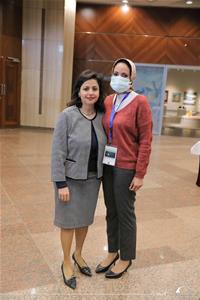  De gauche à droite : Dr Marwa El Sahn, Directrice du Centre d'Activités Francophones (CAF) et M<sup>me</sup> Sarah Ali, Spécialiste au CAF