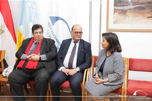 De gauche à droite : Dr Ashraf Farrag, Consultant au secteur de l'Approche Culturel et Superviseur des Ambassades du Savoir et du Centre de Documentation du Patrimoine Culturel et Nature, S.E.M. Mohamed Ben Youssef, Ambassadeur de Tunisie au Caire et Dr Marwa El Sahn, Directrice du Centre d'Activités Francophones (CAF)