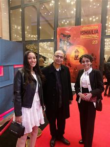 Les lauréates avec l'acteur Ahmed Kamal lors de la cérémonie d'inauguration du festival