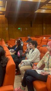 Les lauréates lors de la conférence avec Pip Chadorov, Spécialiste de cinéma 