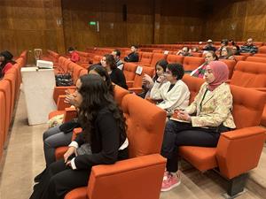 Les lauréates lors de la conférence ​avec Pip Chadorov, Spécialiste de cinéma 