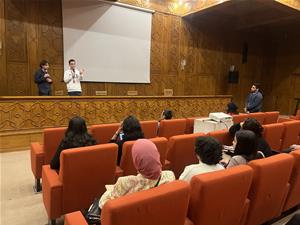 Lors de la conférence ​avec Pip Chadorov, Spécialiste de cinéma 