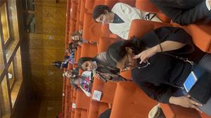 Les lauréates lors de la conférence ​avec Pip Chadorov, Spécialiste de cinéma 