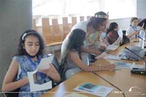 Les participants du 1<sup>er</sup> groupe avec M<sup>lle </sup>Ranin Essam, l'animatrice de l'atelier " Cercueils et Divinités Égyptiennes "