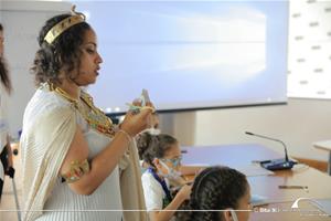  M<sup>lle </sup>Ranin Essam, l'animatrice de l'atelier " Cercueils et Divinités Égyptiennes "