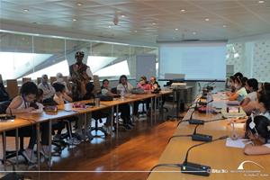 M. Julien, l’animateur de l’atelier " Séance des contes Africains "     