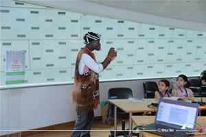M. Julien, l’animateur de l’atelier " Séance des contes Africains "     