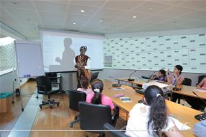 M. Julien, l’animateur de l’atelier " Séance des contes Africains " avec les participants du 1<sup>er</sup> groupe    