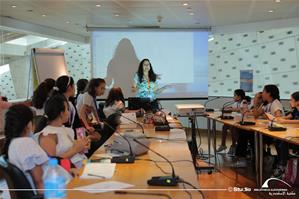 M<sup>me </sup>Afaf, l'animatrice de l'atelier " Expériences scientifiques"