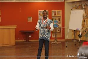 M. Julien l’animateur de l’atelier " Séance des contes Africains "