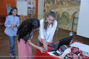 M<sup>me</sup> Louise, l'animatrice de l'atelier " Radio "