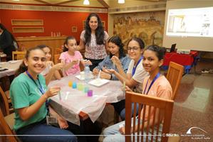 M<sup>me </sup>Afaf, l'animatrice de l'atelier " Expériences scientifiques"