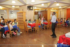  M. Julien l’animateur de l’atelier "Séance de joute des devinette"