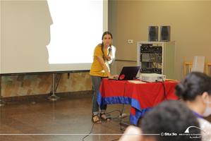 M<sup>me</sup> Louise, l'animatrice de l'atelier " Raconte-moi la surprise "