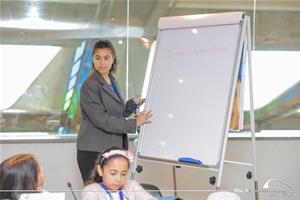  M<sup>lle</sup> Malak à l'atelier " Cercueils et Divinités Égyptiennes "