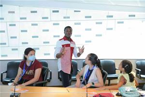 M. Julien l’animateur de l’atelier " Séance des contes Africains "