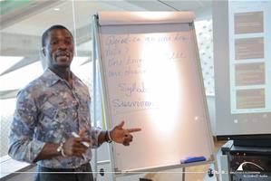  M. Julien l’animateur de l’atelier "Séance de joute des devinette"