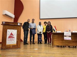 De gauche à droite : M. Youssef Assaf, Expert en cinématographie et videographie, M. Mamdouh El Tabeai, Directeur de la Bibliothèque Publique Misr de Port-Saïd, Mme Chaimaa Ibrahim Mansour, Directrice de l'Alliance Française de Port-Saïd, M<sup>me</sup> Valérie Gerbault, Déléguée Générale du Centre Méditerranéen de la Communication Audiovisuelle - CMCA et Dr Marwa El Sahn, Directrice du Centre d'Activites Francophones - CAF