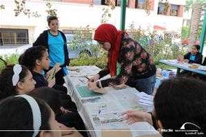 Sara Zoheir, l'animatrice de l'atelier " Tonne moi le temps en image " avec les participants de l'atelier à l'Institution Sainte Jeanne-Antide