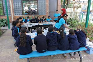 Sara Zoheir, l'animatrice de l'atelier " Tonne moi le temps en image " avec les participants de l'atelier à l'Institution Sainte Jeanne-Antide
