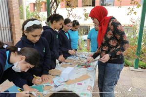 Sara Zoheir, l'animatrice de l'atelier " Tonne moi le temps en image " avec les participants de l'atelier à l'Institution Sainte Jeanne-Antide