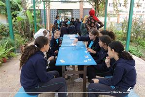 Sara Zoheir, l'animatrice de l'atelier " Tonne moi le temps en image " avec les participants de l'atelier à l'Institution Sainte Jeanne-Antide