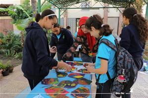 Sara Zoheir, l'animatrice de l'atelier " Tonne moi le temps en image " avec les participants de l'atelier à l'Institution Sainte Jeanne-Antide