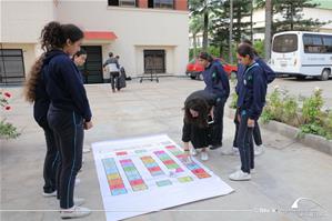  Marina Saleh, l’animatrice de l'atelier de l'Art oratoire avec les participants de l'atelier à l'Institution Sainte Jeanne-Antide